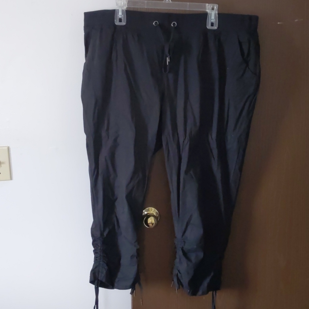 Comfy black capris!